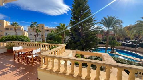 d'un balcon avec une table et des chaises, ainsi que d'une piscine. dans l'établissement Precioso apartamento en la playa de Jávea By El Conserje, à Jávea