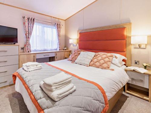 um quarto com uma cama grande e toalhas em 2 Bed in St Andrews 90764 em St. Andrews