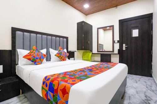 孟買的住宿－FabExpress Gulshan Grand，一间卧室配有两张床和镜子