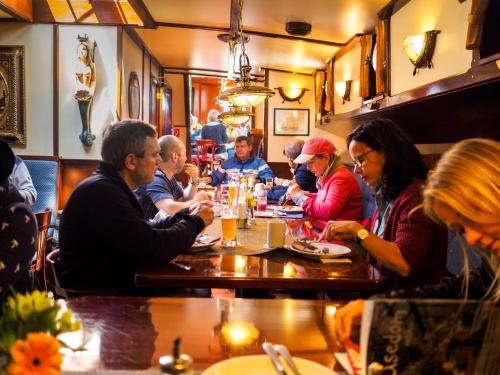 um grupo de pessoas sentadas numa mesa num restaurante em Segelschiff Weisse Düne em Neppermin