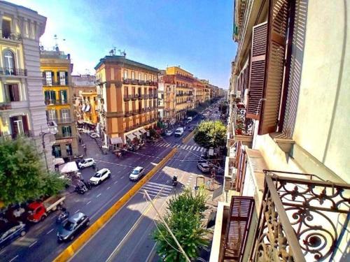 - une vue sur une rue de la ville avec des voitures et des bâtiments dans l'établissement PèPè Bed & Breakfast, à Naples