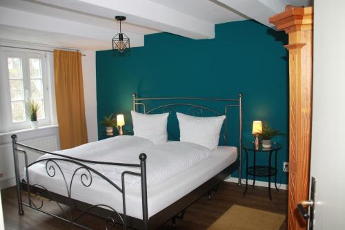 um quarto com uma cama com uma parede azul em Ferienhaus Winterberg für 12 Personen Sauna Garten Garage Hund em Winterberg