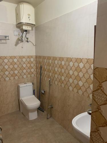 een badkamer met een toilet en een wastafel bij 164 N Ashiyana in Lucknow