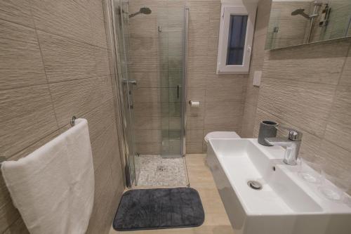 uma casa de banho com um chuveiro, um lavatório e um WC. em Ca' Spritz - Home em Veneza