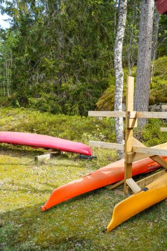 a group of different colored paddle boards on the grass at Hotel Stallbacken Nagu in Nauvo