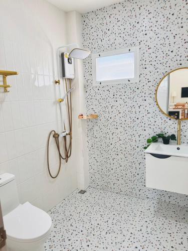 uma casa de banho com um chuveiro, um WC e um espelho. em Villa all day Pool Villa Hat Chao Samran หาดเจ้าสำราญ em Haad Chao Samran