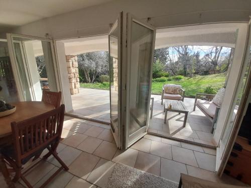 une véranda avec une table et une chaise dans l'établissement Peaceful Garden Apartment, à Bargemon