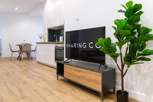 TV de pantalla plana con soporte en la cocina en Simancas by SharingCo, en Madrid