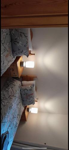 Postel nebo postele na pokoji v ubytování Lattone Cottage