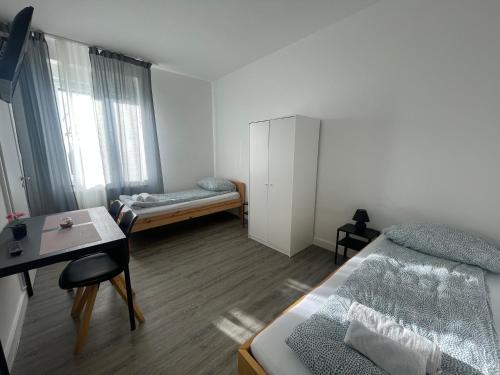 1 dormitorio con cama, escritorio, cama y mesa en Wesseling Htl., en Wesseling