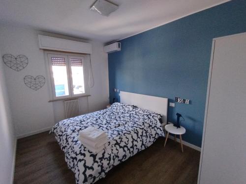 a bedroom with a bed and a blue wall at Casa Felix in Giulianova