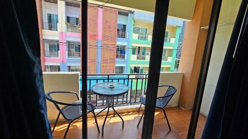 a balcony with a table and chairs in front of a building at Nieuw Vlaanderen in Pattaya