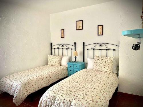 two beds sitting next to each other in a bedroom at Casa rural Los Barreros in Ciudad-Rodrigo