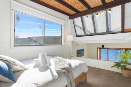 Ένα ή περισσότερα κρεβάτια σε δωμάτιο στο Waterfront Scotland Island Holiday Home - Family & Pet Friendly - 3 Bedrooms - Wifi - Netflix - Private Jetty