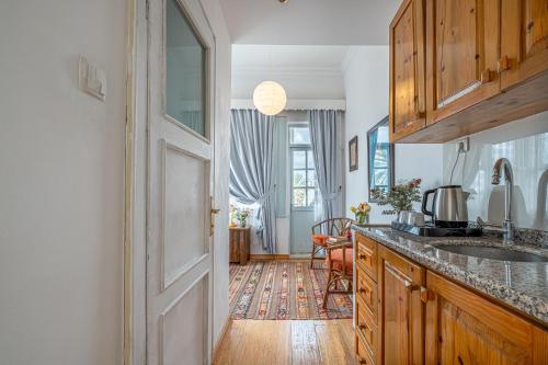 uma cozinha com uma porta que leva a uma sala de jantar em Villa Tulipan em Antalya