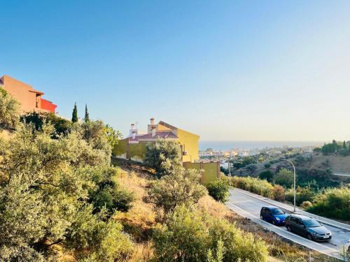 kilka samochodów zaparkowanych na poboczu drogi w obiekcie Apartamento con vistas al mar y plaza aparcamiento w mieście Chilches