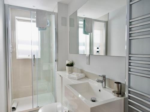 uma casa de banho branca com um lavatório e um chuveiro em Your Space Apartments - Jubilee House em Cambridge