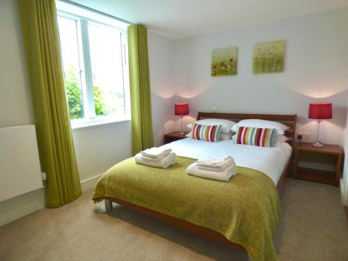 um quarto com uma cama com duas toalhas em Your Space Apartments - Jubilee House em Cambridge