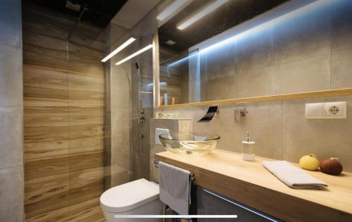 a bathroom with a sink and a toilet in it at Lujoso loft con piscina y espacio office in Seville