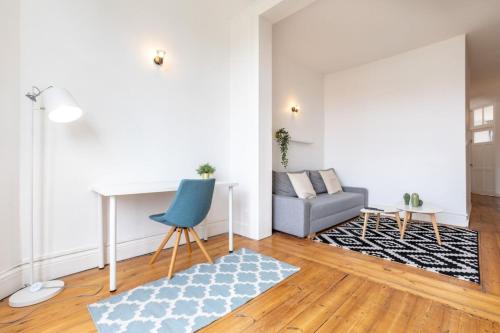 un salon avec un canapé et une table dans l'établissement La Madeleine-Beautiful bright two bedroom apart, à La Madeleine