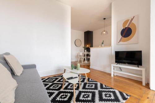 un salon avec un canapé et une télévision dans l'établissement La Madeleine-Beautiful bright two bedroom apart, à La Madeleine