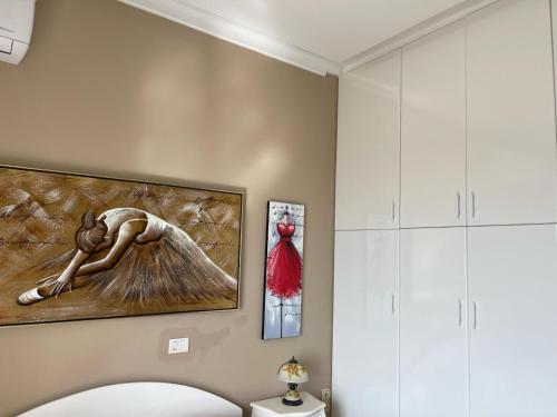 een woonkamer met een schilderij aan de muur bij Seaview Apartments Alkis in Sarandë