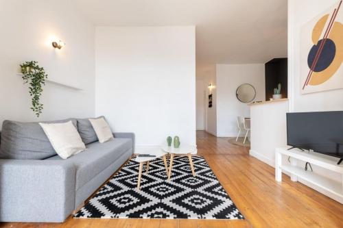 un salon avec un canapé et une télévision dans l'établissement La Madeleine-Beautiful bright two bedroom apart, à La Madeleine