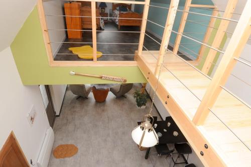 vista sul soffitto di una camera con scala dotata di di GITE MELODIE + Sauna Extérieur a Gosnay