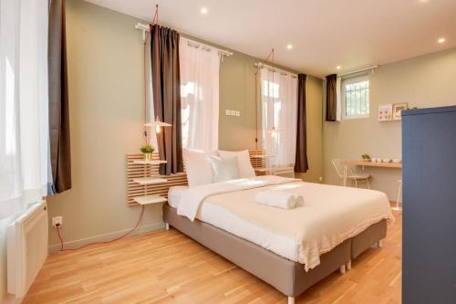 une chambre avec un grand lit et une fenêtre dans l'établissement Lille Centre - Functional studio, à Lille