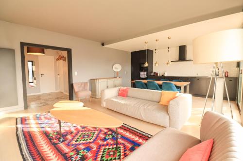 un salon avec un canapé et une table dans l'établissement LuxuriousFlat#VictorHugo#Trocadero#ViewEffeilTower, à Paris