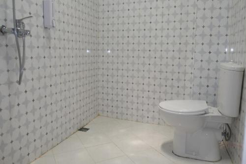 Phòng tắm tại OYO 93595 Puri Adem 86 Syariah Bunkbed