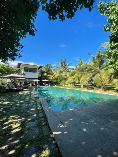 a view of the swimming pool at the resort at Calamansi Cove Villas in Balapitiya
