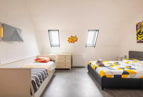 - une chambre avec 2 lits, une commode et des fenêtres dans l'établissement Chambre privée avec salle de bain dans la Maison Noble de la Taule du Luc, à Eysines