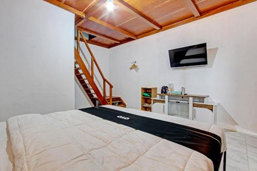een slaapkamer met een bed en een trap bij Capital O 93449 The Boekit Song Putri Resort in Wonogiri