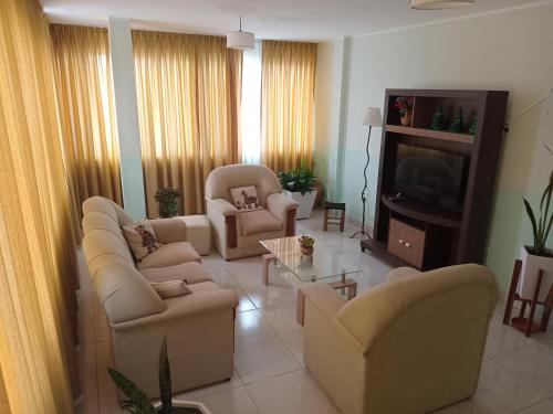 sala de estar con 2 sofás y TV en Departamento Letty - con cochera en San Salvador de Jujuy