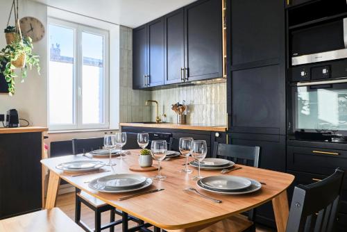 - une cuisine avec une table en bois et des verres à vin dans l'établissement Two bedroom house with courtyard, quiet, à Saint-André