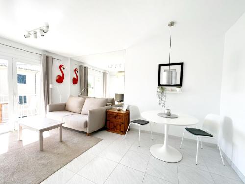 a living room with a couch and a table at Apartamento playa 2 Fassers piscina Port Pollensa in Port de Pollensa