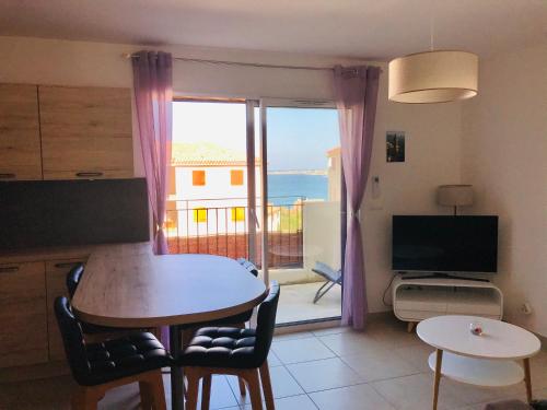 Televisyen dan/atau pusat hiburan di Appartement Mare Algajola