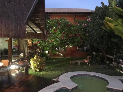 - une piscine dans la cour d'une maison dans l'établissement Casa de Praia - Toquinho, Piscina, Área de Laser., à Ipojuca