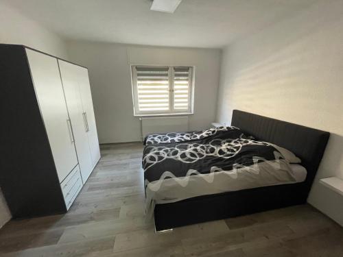 een slaapkamer met een bed en een dressoir bij Apartment im Herzen von Alsdorf in Alsdorf