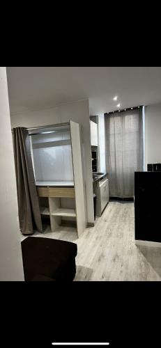 ein leeres Zimmer mit einer Küche und einem Wohnzimmer in der Unterkunft Studio privas in Privas