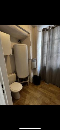 ein kleines Bad mit einem WC und einem Fenster in der Unterkunft Studio privas in Privas