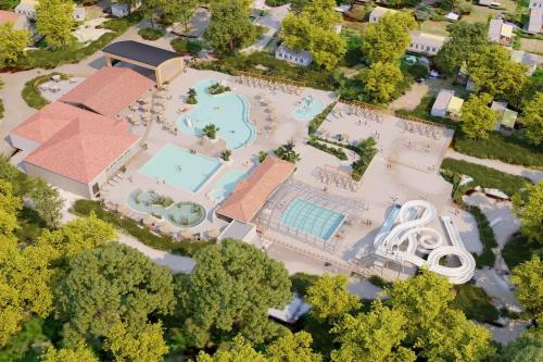 een uitzicht over een park met een zwembad bij Magnifique mobilhome-2 sdb-Camping 5 étoiles in Biscarrosse