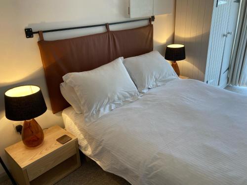 Postel nebo postele na pokoji v ubytování Romantic getaway, little two bed, two bath barn conversion with amazing views and parking