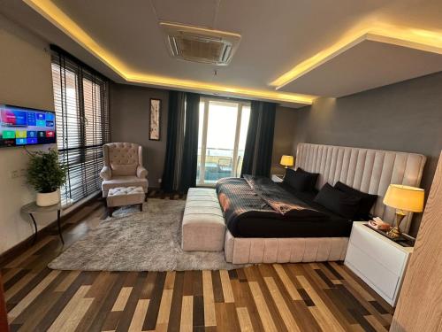 una camera con letto, divano e TV di Executive Presidential suite a Lahore