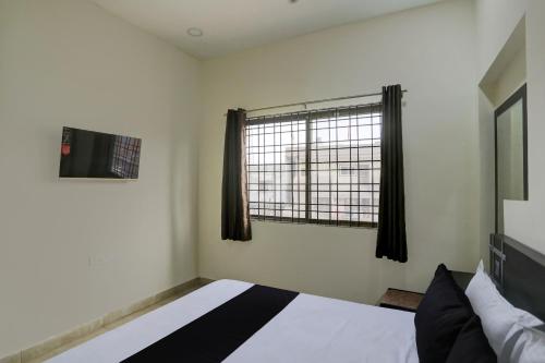 A bed or beds in a room at OYO RM GUEST HOUSE