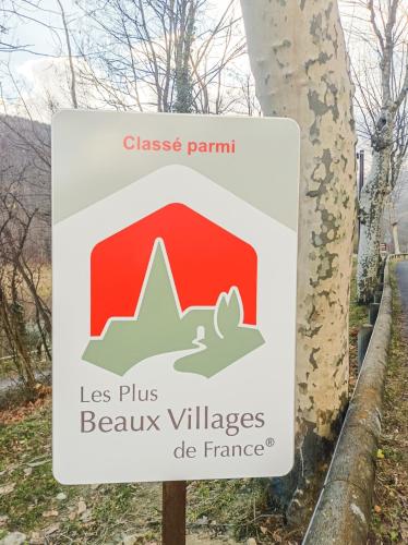 a sign for a closed park with a sign for lessips beijing v villages at Serra-Vernet del Roser Rez-de-chaussée in Prats-de-Mollo-la-Preste