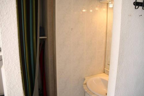 une salle de bain avec un lavabo, des toilettes et une douche dans l'établissement Studio 653, Port Nature 6 au village naturiste, au Cap d'Agde