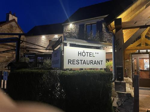 un cartel del restaurante del hotel frente a una casa en Logis Le Marronnier en Buffon