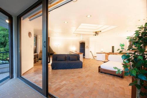 ein Wohnzimmer mit einem Sofa und einem Tisch in der Unterkunft Open-air bath & Private hot-spring Villa in Hakone in Onsensō